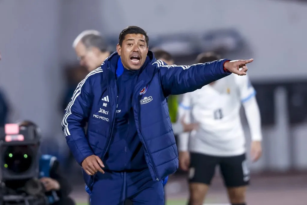Nicolás Córdova da indicaciones ante Uruguay. (Pepe Alvujar/Photosport).