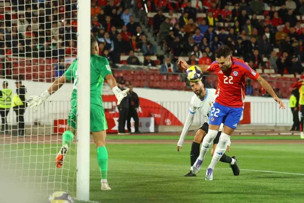 Ben Brereton y la ocasión clarísima que falló ante Uruguay. (Jonnathan Oyarzun/Photosport).