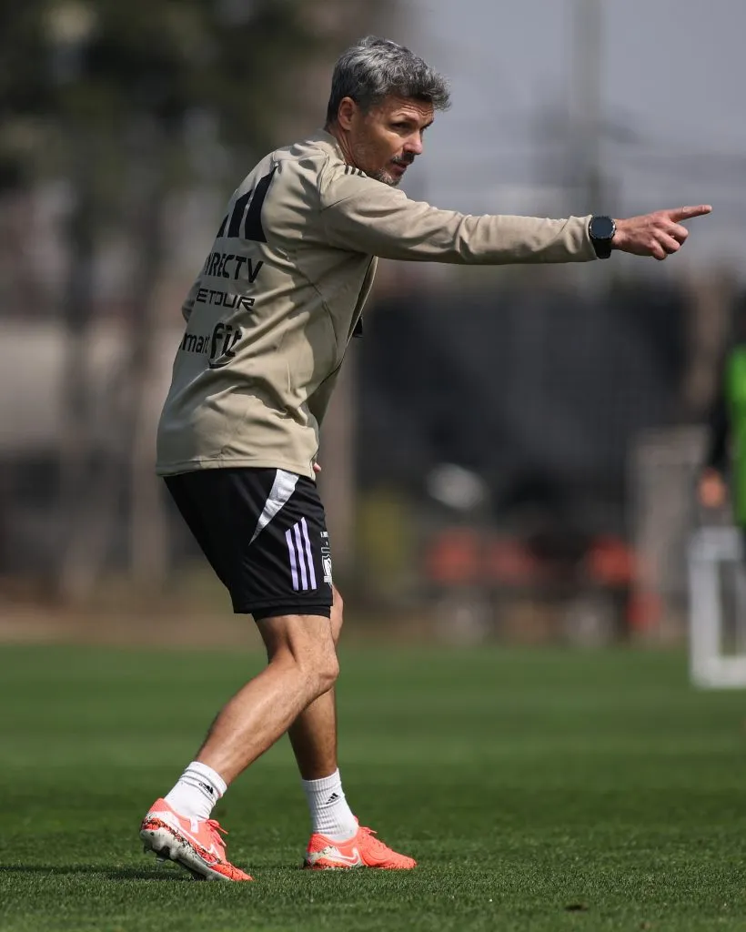 Fernando Ortiz está analizando a cada jugador de Colo Colo, incluso a los que todavía no pudo dirigir. Foto: Colo Colo.