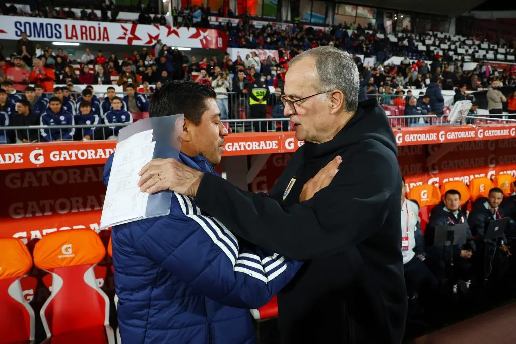 Nicolás Córdova saldando a Marcelo Bielsa. Foto: Jonnathan Oyarzun/Photosport
