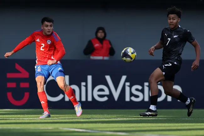 Ian Garguez en acción por la selección chilena Sub 20. (Javier Torres/Photosport).