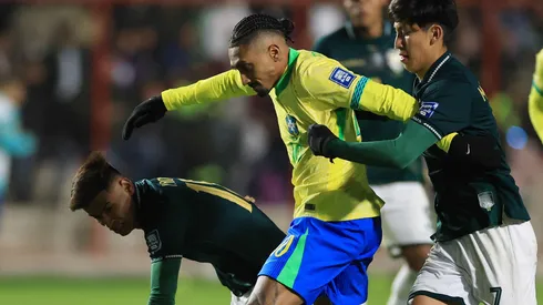 Raphinha contra Bolivia y el árbitro chileno Garay.