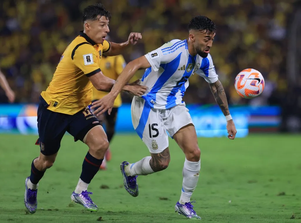 Nicolás González enfrenta la marca de Alan Franco en la victoria de Ecuador sobre Argentina. (Franklin Jacome/Getty Images).