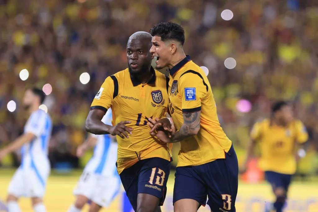 Enner Valencia y Piero Hincapié celebran en Guayaquil. (Franklin Jacome/Getty Images).