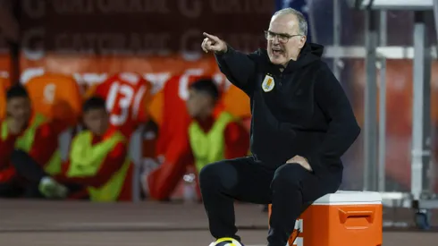 Marcelo Bielsa volvió al Estadio Nacional, aunque dirigiendo a Uruguay.