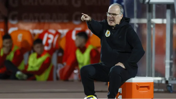 Marcelo Bielsa volvió al Estadio Nacional, aunque dirigiendo a Uruguay.