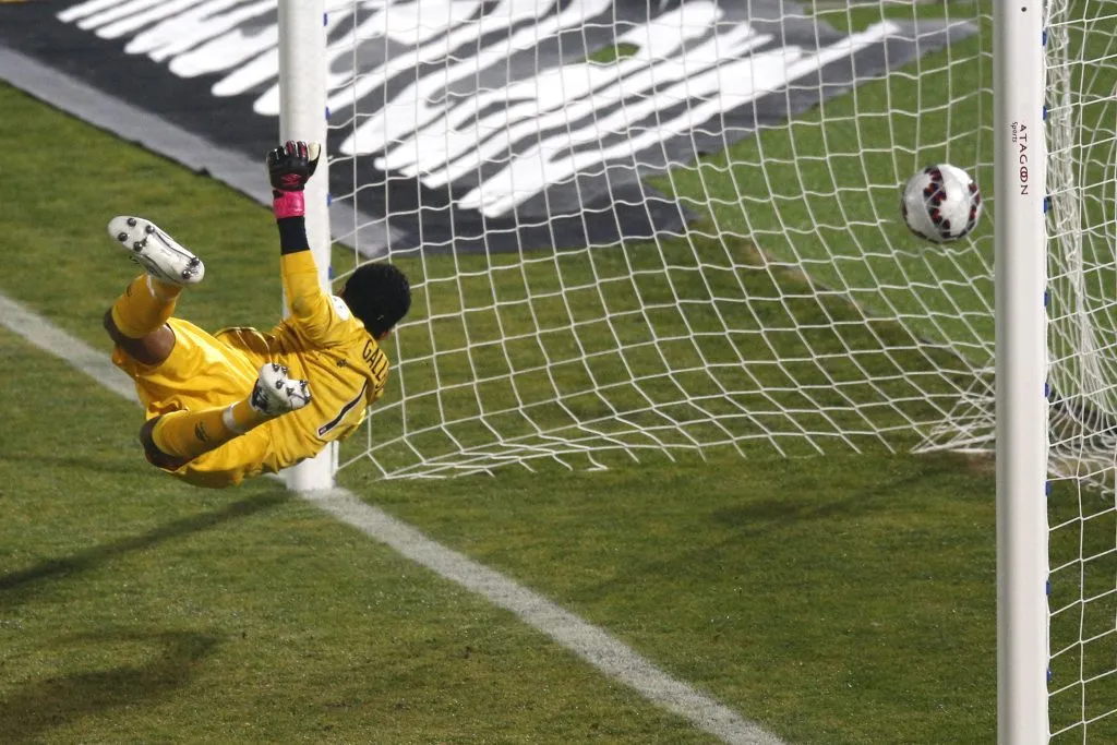 Pedro Gallese enfrentó a Chile en la semifinal de la Copa América 2015: recibió este golazo de Eduardo Vargas. (Marcelo Hernandez/Photosport).