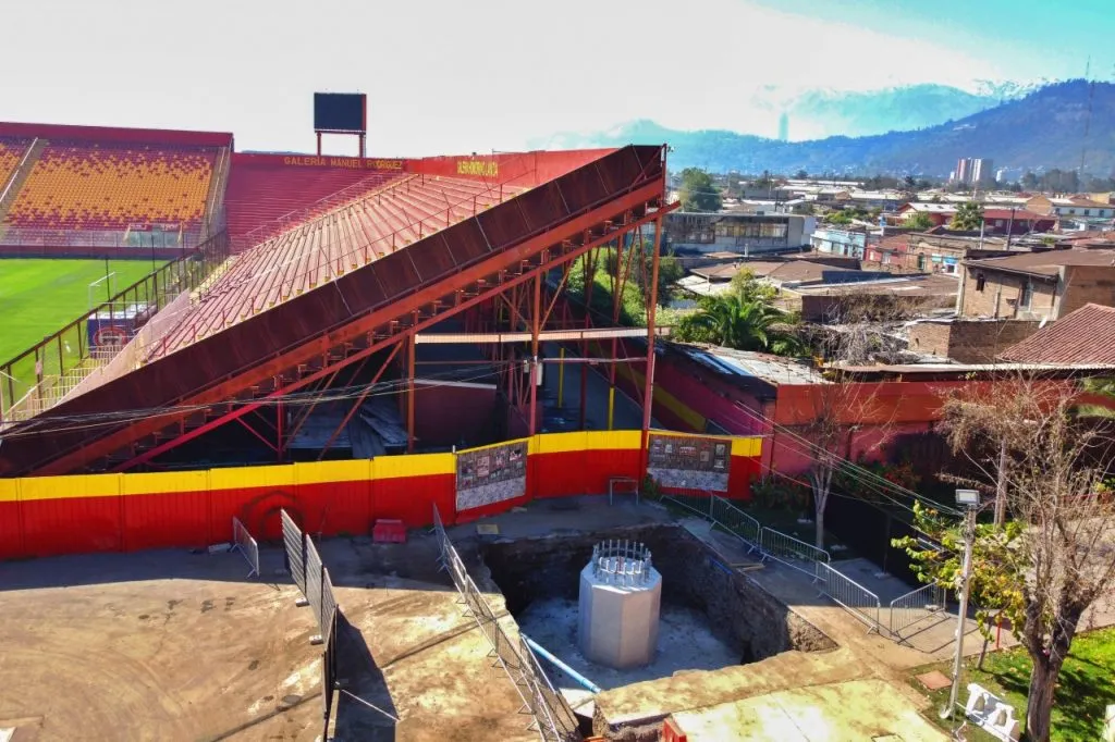 Santiago 9 de septiembre 2025.
Se realizan trabajos de instalacion de torres luminarias en el estadio Santa Laura, en la antesala del duelo por Supercopa, programado para este domingo en le recinto de la comuna de Independencia.
Dragomir Yankovic/Photosport