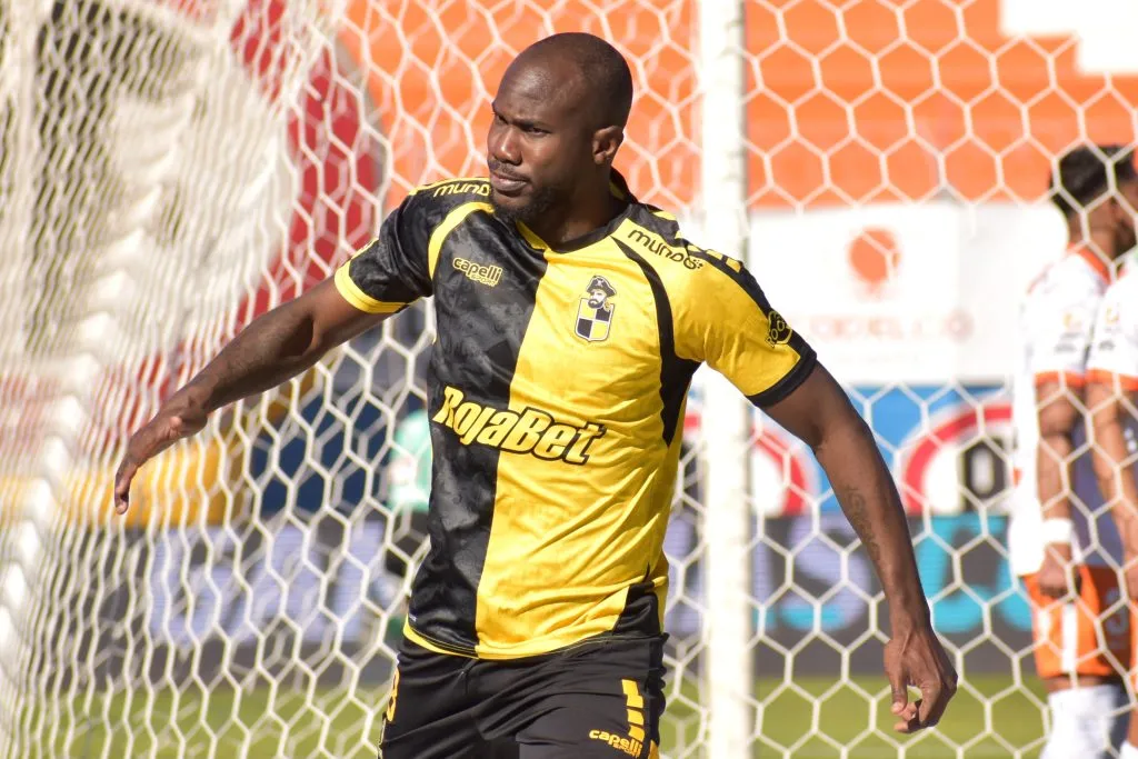 Cecilio Waterman celebra uno de los ocho goles en Coquimbo Unido. (Oscar Tello/Photosport).