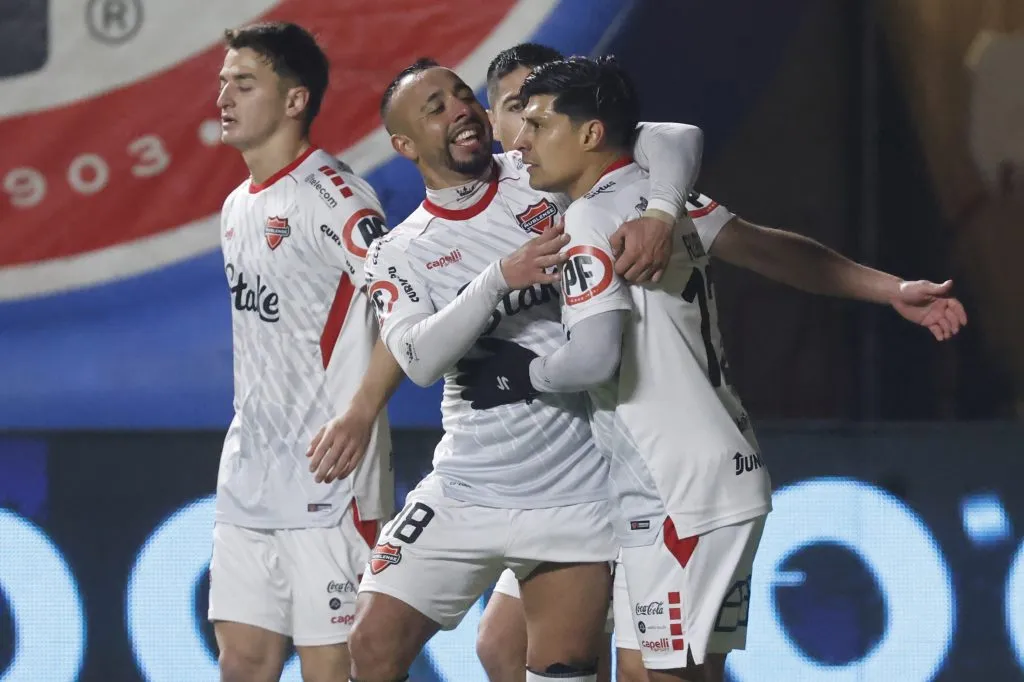 Bernardo Cerezo celebra con Patricio Rubio. (Sebastian Cisternas/Photosport).