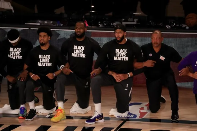 Jugadores de la NBA apoyan el movimiento Black Lives Matter.