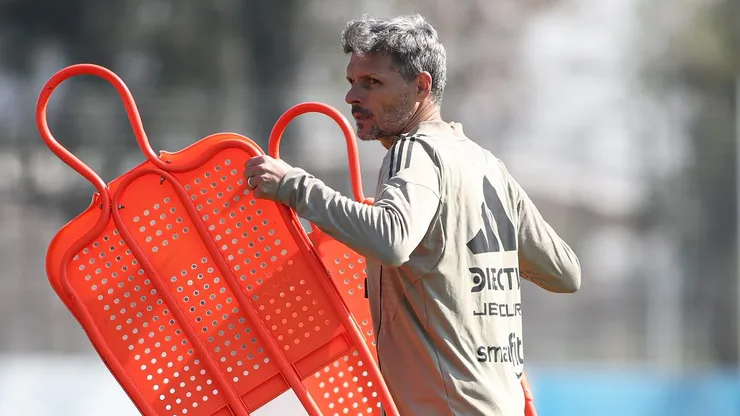 Fernando Ortiz sigue armando su formación en Colo Colo.