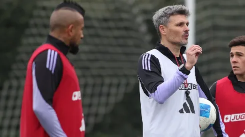 Fernando Ortiz da un golpe a la mesa en Colo Colo con Arturo Vidal.