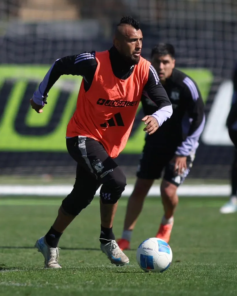 Arturo Vidal no tiene camiseta de titular en Colo Colo con Fernando Ortiz. Foto: Colo Colo.