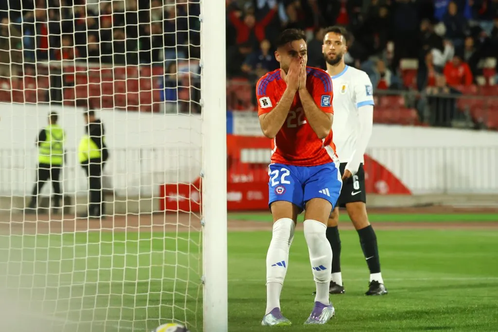El gran problema por el que arrastra la selección chilena quedó en evidencia ante Uruguay. Foto: Jonnathan Oyarzun/Photosport.
