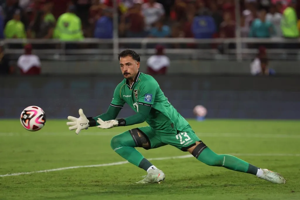 Guillermo Viscarra jugando por Bolivia.  (Photo by Edilzon Gamez/Getty Images)