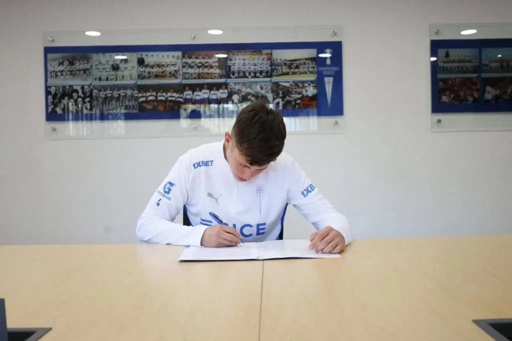 Meneses firma su contrato en la UC