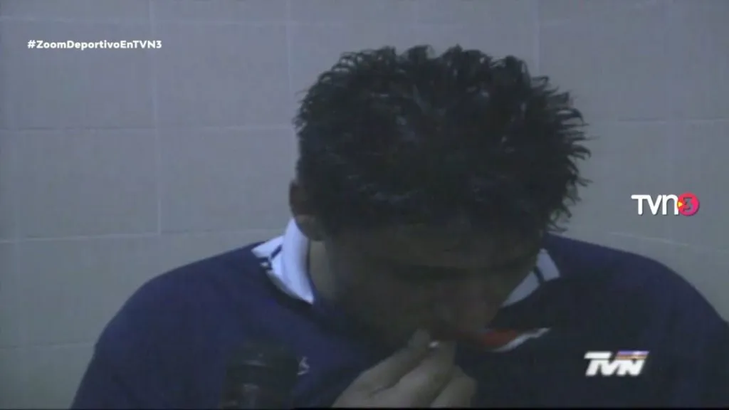 Coke Contreras besando la camiseta de la U. de Chile