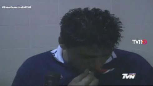 La imagen de Coke Contreras besando la polera de la "U"