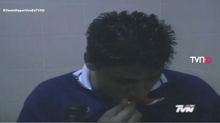 La imagen de Coke Contreras besando la polera de la "U"