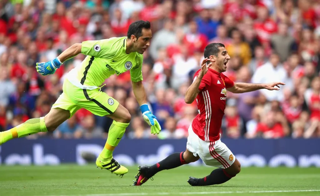 Claudio Bravo tuvo un debut agridulce en el arco de Manchester City. | Foto: Getty Images.