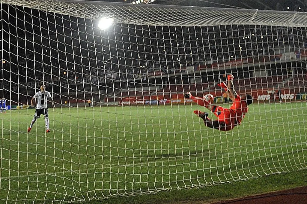 Si empatan Colo Colo y la U en los 90 minutos, la definición a penales deberá esperar otros 30 minutos de alargue. (Foto: Ramon Monroy/Photosport)