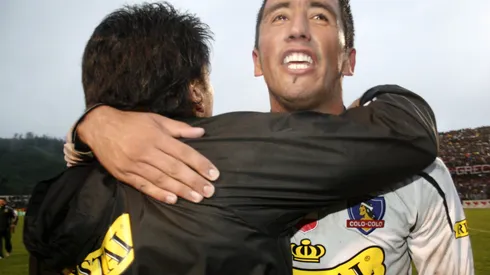 El DT de Colo Colo celebra junto a Lucas Barrios. No pudieron hacerlo en la final del Apertura 2008.