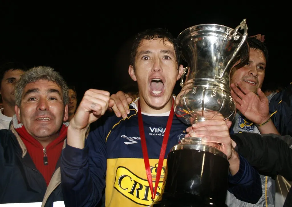 Cristian Uribe festeja el título que Everton le ganó a Colo Colo. (CLAUDIO DIAZ/PHOTOSPORT).