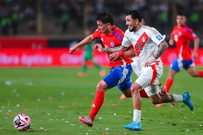 Felipe Loyola lucha un balón contra Sergio Peña. (Joel Alonzo/Photosport).