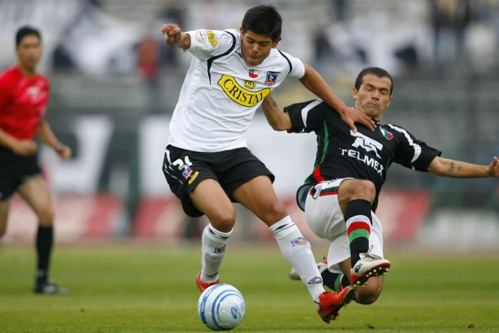 Esteban Pavez en acción ante Palestino en 2009. (ANDRES PINA/PHOTOSPORT).