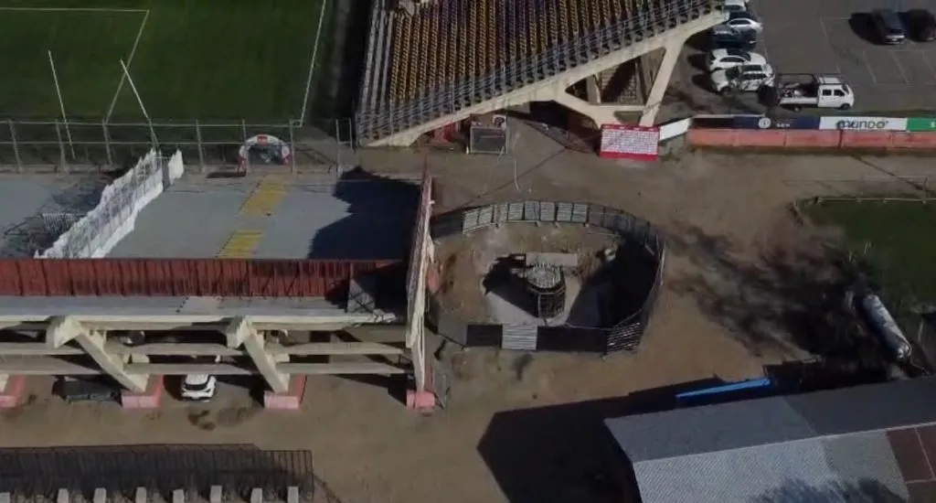 Las rejas que separarán a los hinchas de la zona de obras en Santa Laura.