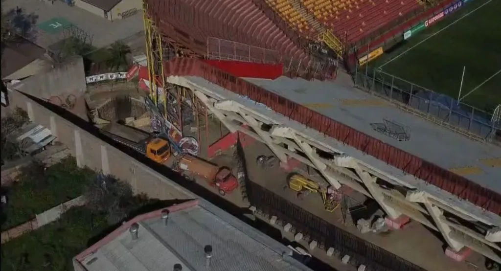 Camiones de los trabajos presentes en Santa Laura.