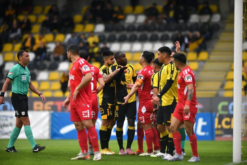 Cecilio Waterman fue titular en Coquimbo Unido y discutió ante Lolo Reyes. (Alejandro Pizarro/Photosport).