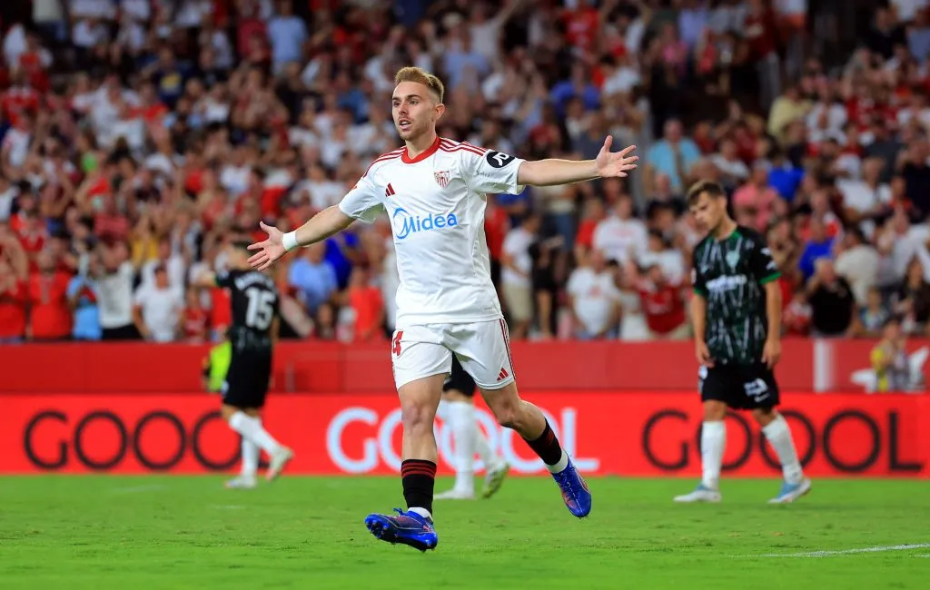 El festejo temeroso de Gerard Fernández, Peque, tras la asistencia de Alexis Sánchez. (Fran Santiago/Getty Images).