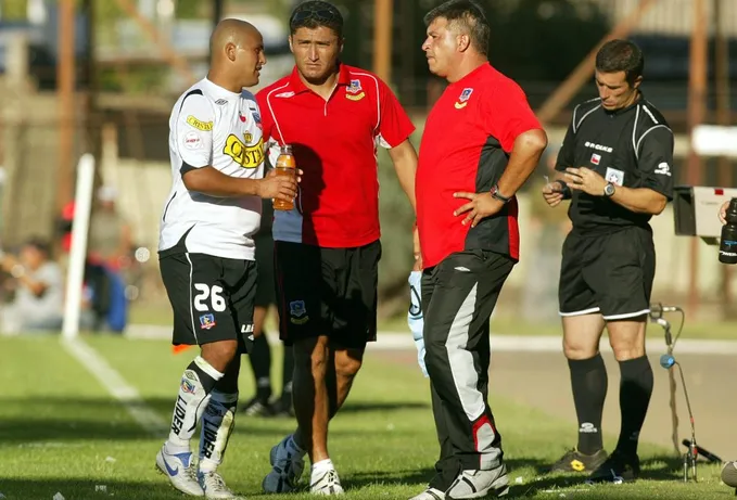 Humberto Suazo conversa con el Bichi Borghi en Colo Colo. (LUIS HIDALGO/PHOTOSPORT).