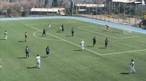Martín del Campo en una pirueta por los aires para un golazo.