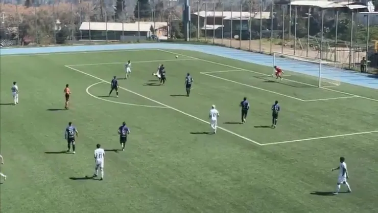 Martín del Campo en una pirueta por los aires para un golazo.