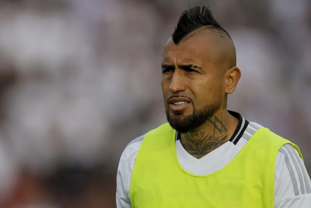 Fernando Ortiz se la jugará por dejar en la banca a Arturo Vidal para el Colo Colo vs U de Chile por la Supercopa 2025. | Foto: Photosport.