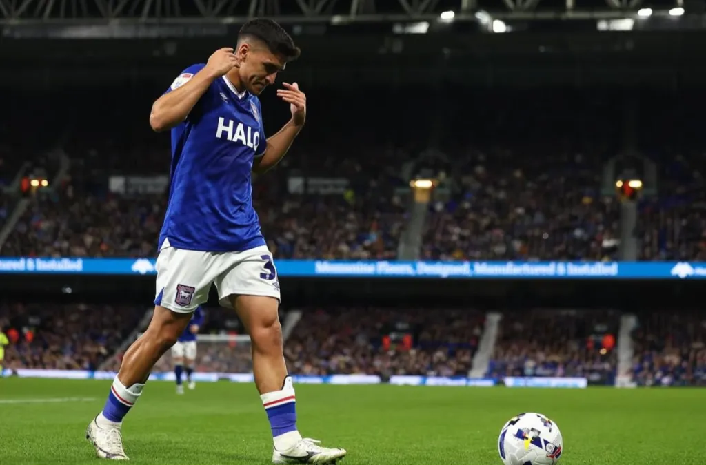 Marcelino Núñez se hizo cargo de varias pelotas detenidas en el Ipswich Town. (Foto: Ipswich Town).