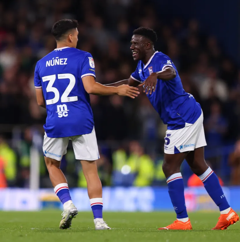 Marcelino Núñez celebra con Azor Matusiwa, quien fue titular en los azules. (Foto: Ipswich Town).