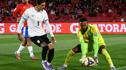 Lawrence Vigouroux contiene un balón ante Darwin Núñez de Uruguay.