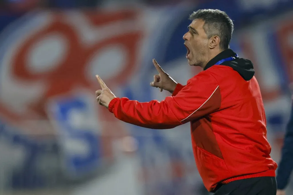 Julio Vaccari le puso fin a su ciclo como entrenador en el Rojo. (Andres Pina/Photosport).