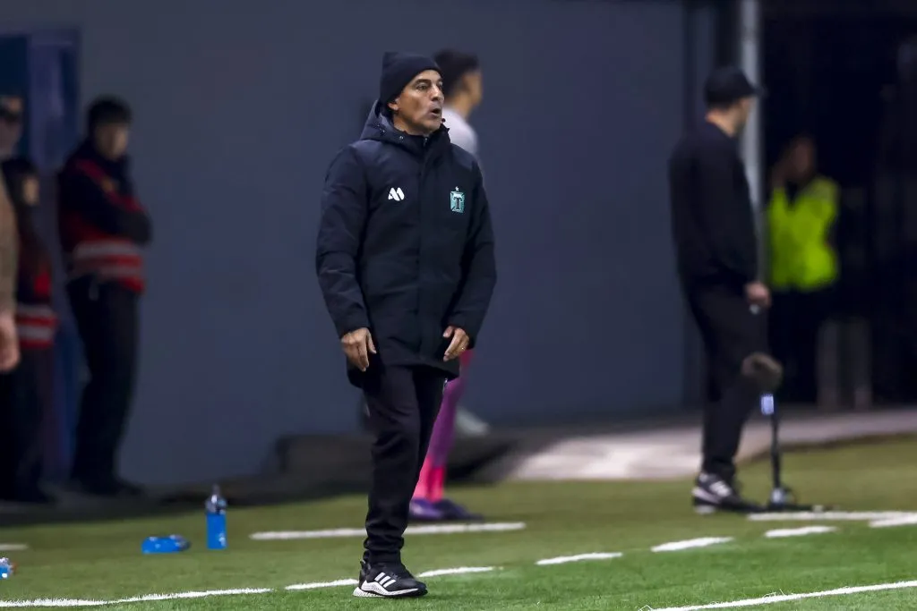 Esteban Valencia no seguirá como DT, pero continuará en Deportes Temuco. (Pepe Alvujar/Photosport).