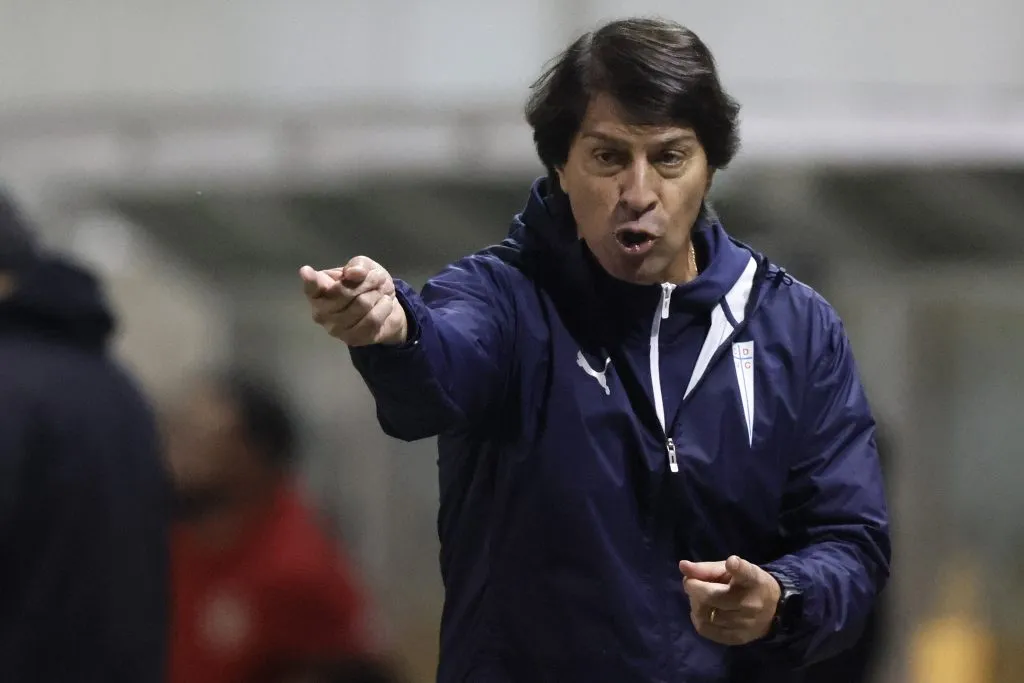 El entrenador de Católica recurrió a dos jóvenes como titulares. Y dispuso la entrada de Axel Cerda a poco del final. (Andres Pina/Photosport).