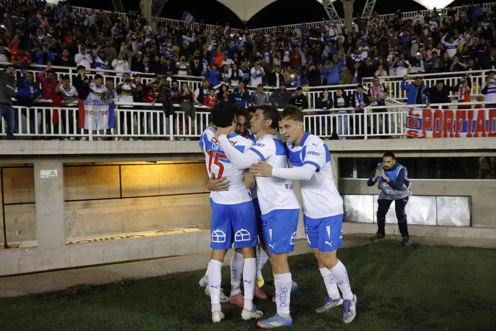 Otra imagen del festejo de Católica en el Lucio Fariña Fernández. (Raul Zamora/Photosport).