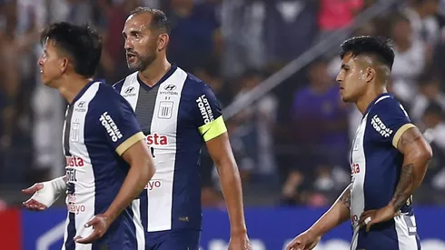 Hernán Barcos y el ecuatoriano Fernando Gaibor lamentan lo ocurrido.