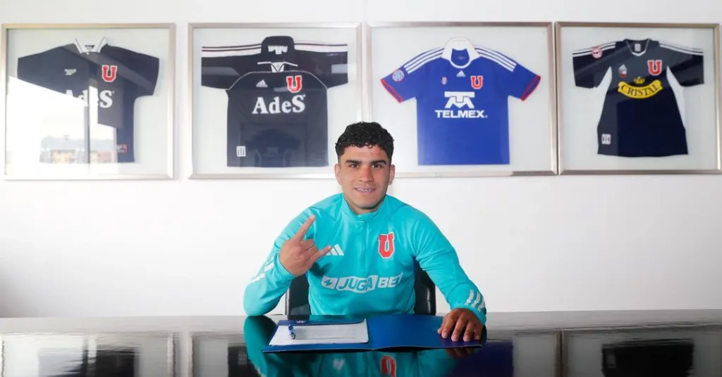 Benjamín Aravena es una de las sorpresas de Gustavo Álvarez para la Supercopa ante Colo Colo. Foto: Universidad de Chile/Prensa.