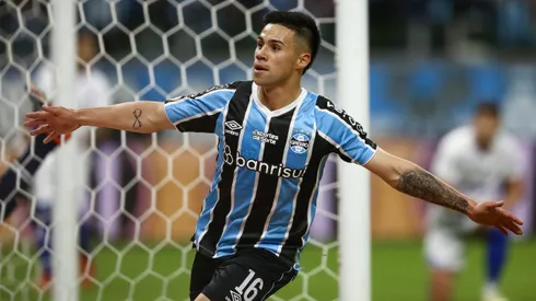 Alexander Aravena pasa por un complejo momento en Gremio de Brasil.