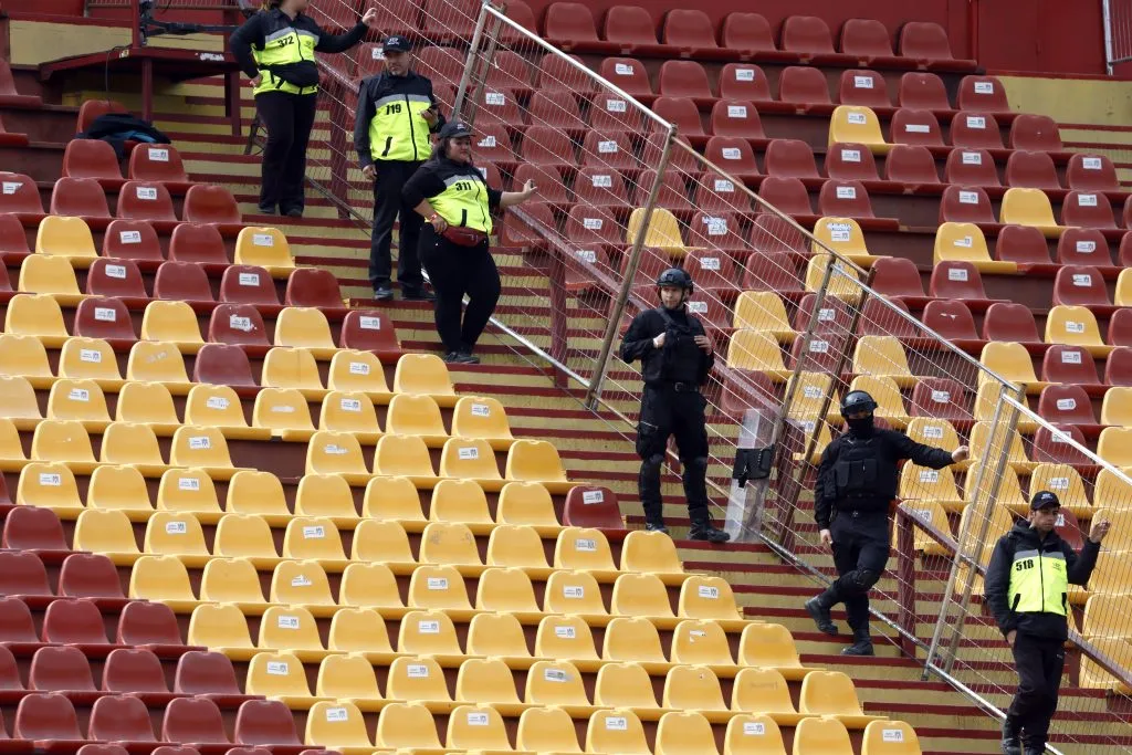 Los guardias dispuestos para la seguridad de la Supercopa, con presencia de un particular público: mayores de 55 años. Foto: Andres Pina/Photosport