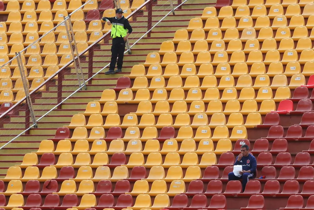 Un hincha de Universidad de Chile espera por la Supercopa en el Santa Laura. Foto: Jonnathan Oyarzun/Photosport